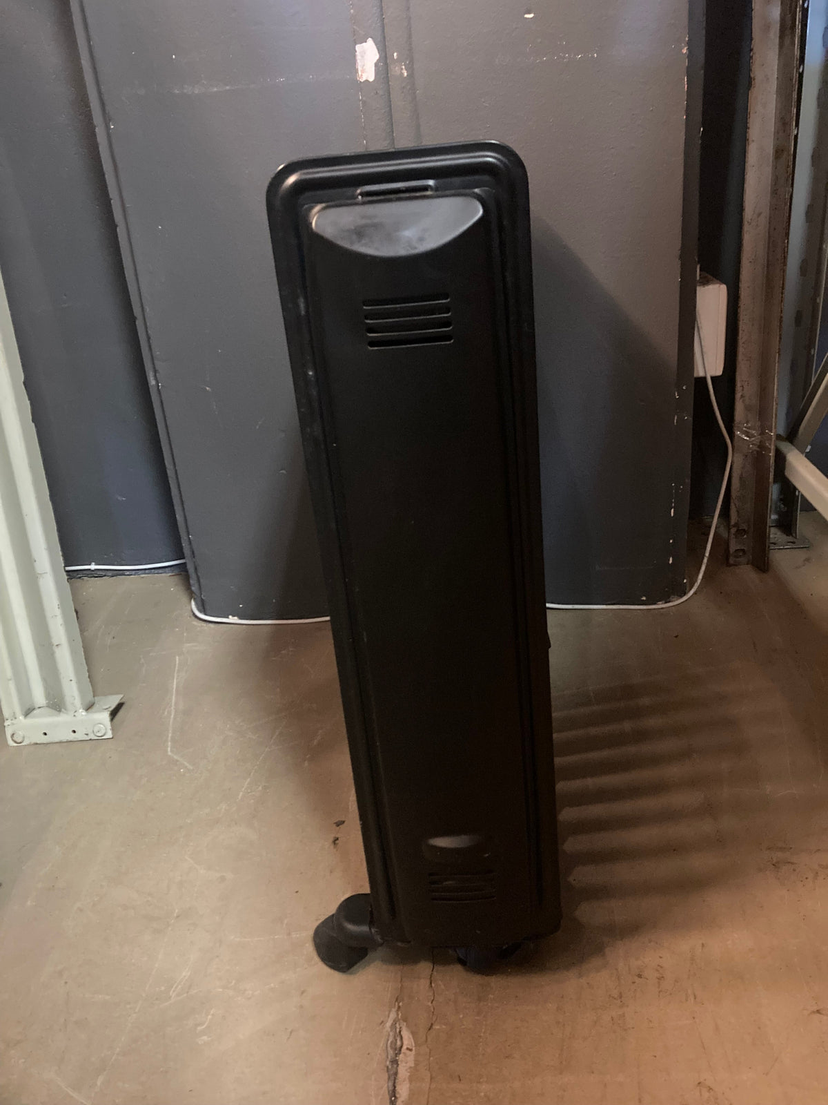Black DeLonghi 14 Fin Oil Heater - PRICE DROP