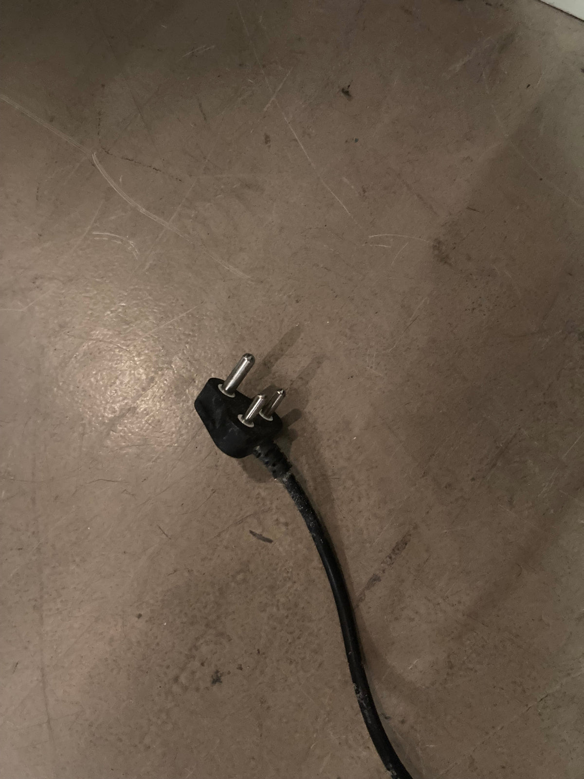 Black DeLonghi 14 Fin Oil Heater - PRICE DROP