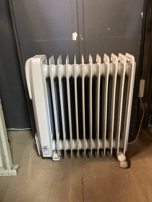 White DeLonghi 12 Fin Oil Heater