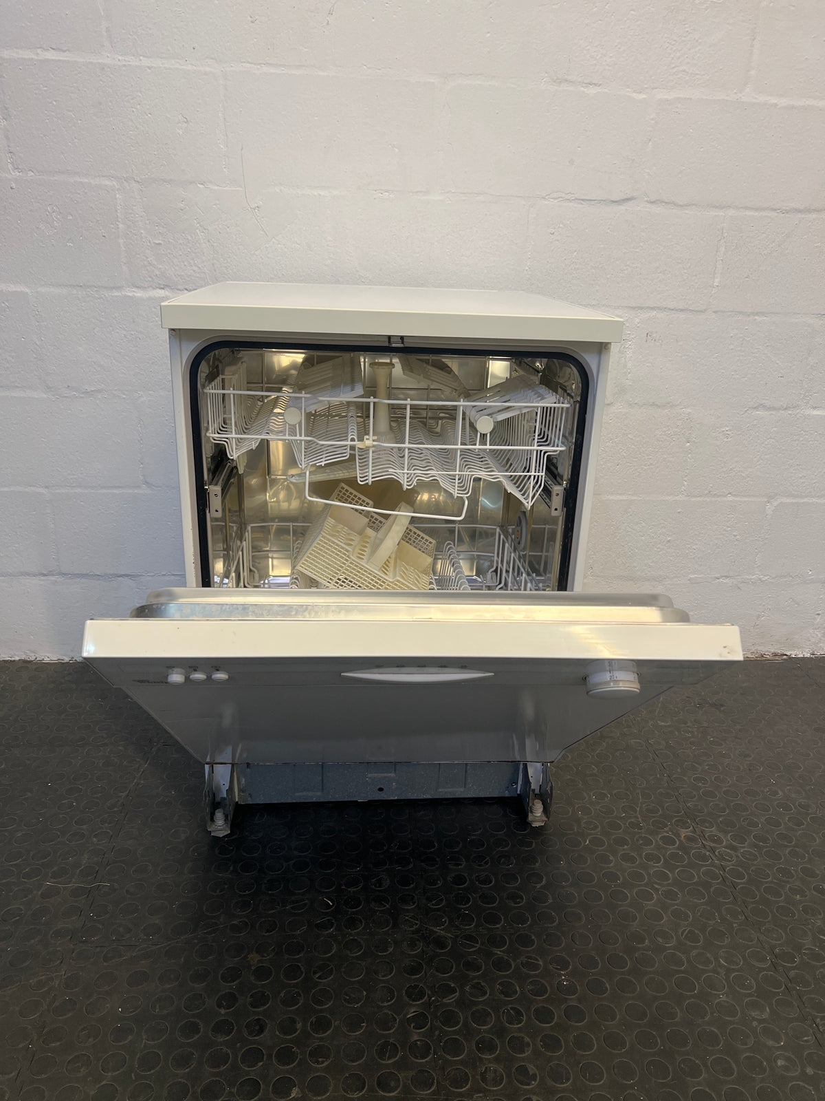 Whirlpool Dishwasher (ADP 256 DWX)