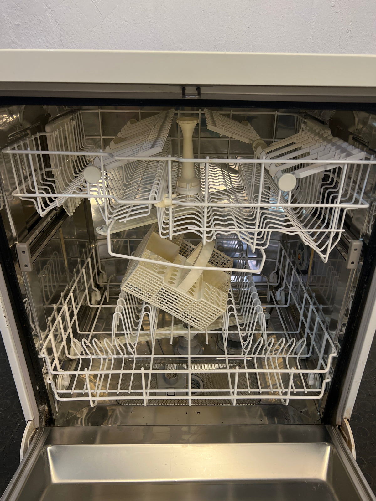 Whirlpool Dishwasher (ADP 256 DWX)