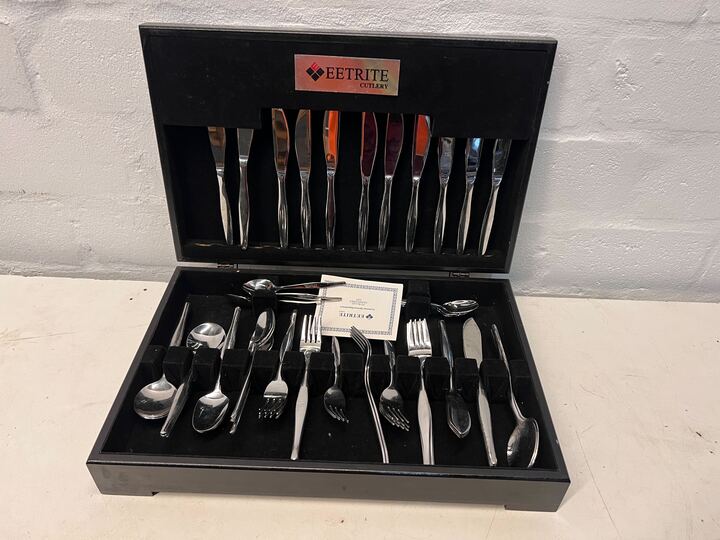 Eetrite 56 Piece Cutlery Set (Knife Missing)