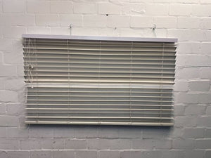 White Wooden Venetian Blinds (Width: 150cm) (Height: 90cm)