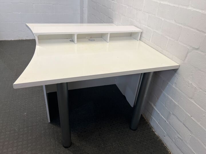 White Wooden MultiPerson Desk with Divider (W: 140cm)(H: 94cm)- REDUCED