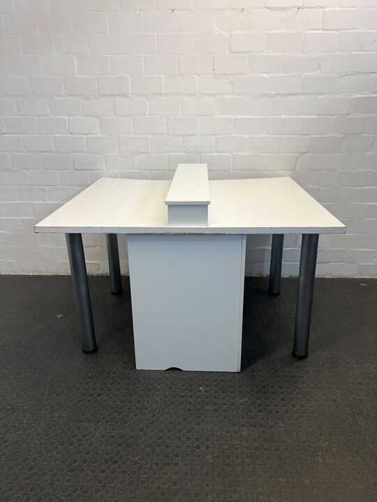 White Wooden MultiPerson Desk with Divider (Width: 140cm)(Height: 94cm)