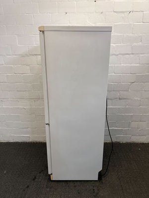 White Kelvinator Two Door Fridge (Minor Crack on Door Shelf) (Item: BRRST35EN7WKAO)