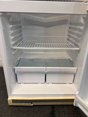 White Kelvinator Two Door Fridge (Minor Crack on Door Shelf) (Item: BRRST35EN7WKAO)