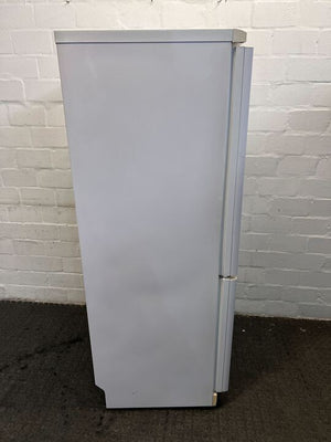 White Kelvinator Two Door Fridge (Minor Crack on Door Shelf) (Item: BRRST35EN7WKAO)