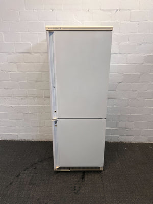 White Kelvinator Two Door Fridge (Minor Crack on Door Shelf) (Item: BRRST35EN7WKAO)