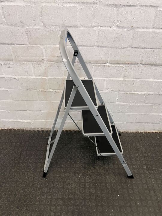 Reliable 3-Step Steel Stepladder