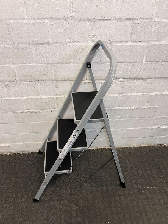 Reliable 3-Step Steel Stepladder