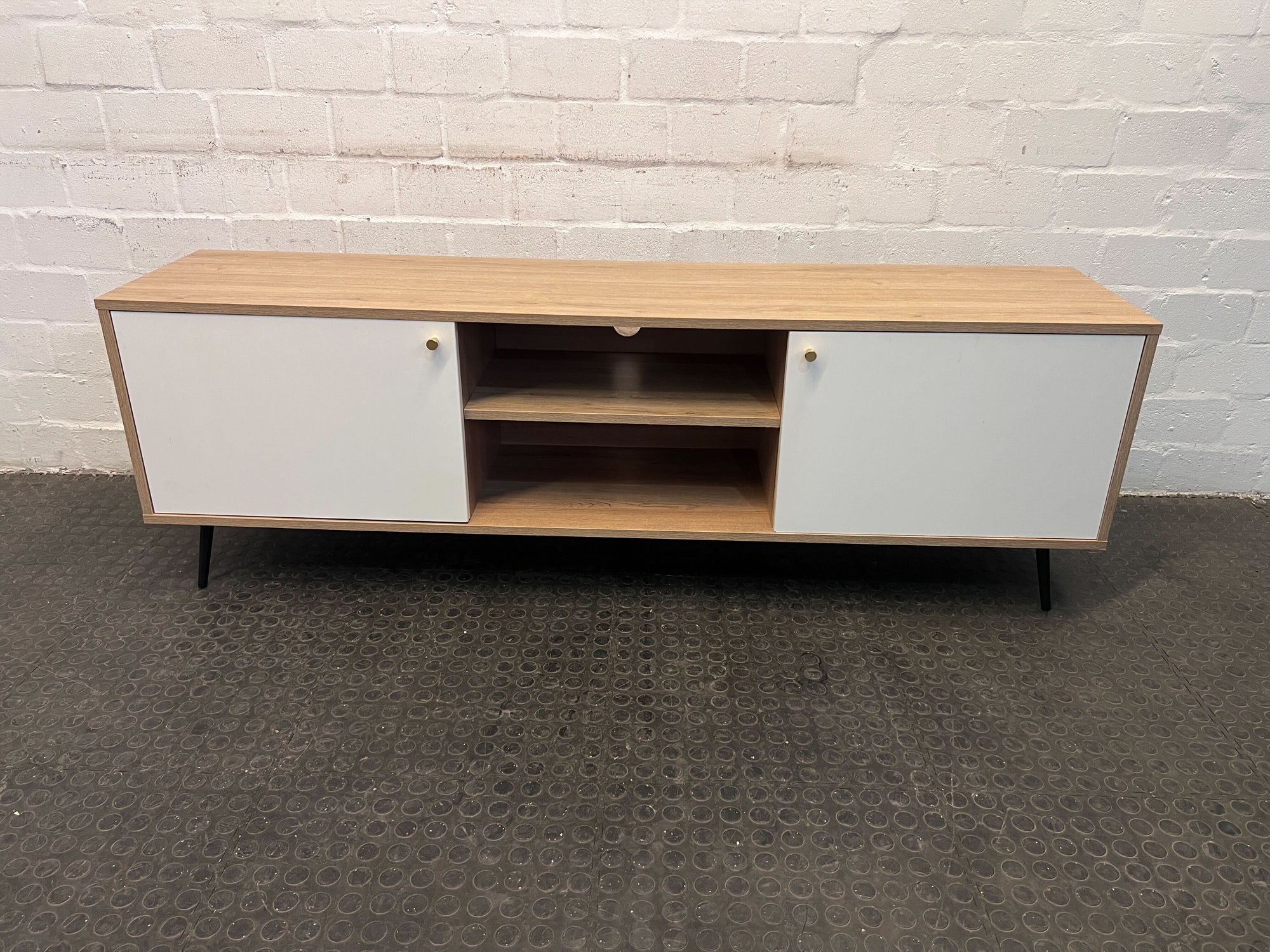 Vividitto Daikon 2 Door Wooden TV Unit