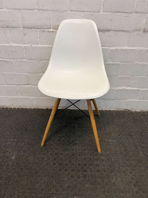 Modern White Office Chair with Wooden Legs