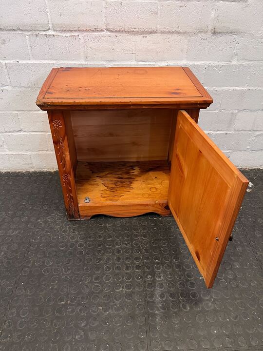 Genuine Bassett Carved Wooden Bedside Table (Wood Chipped Back) (Width: 62cm)(Height: 61cm)