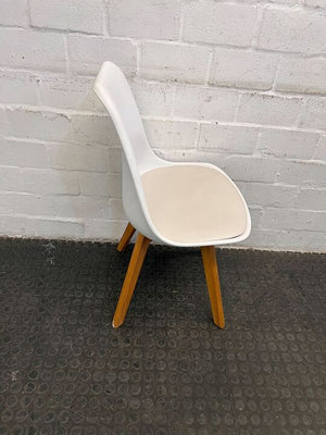 Retro Padded Seated White Wooden Peg Legged Dining Room Chair