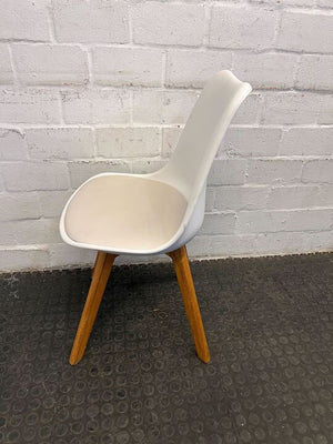 Retro Padded Seated White Wooden Peg Legged Dining Room Chair