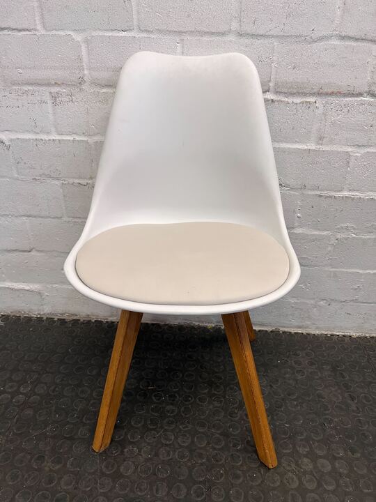 Retro Padded Seated White Wooden Peg Legged Dining Room Chair