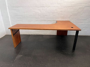 Fancy Wooden L-Shape Desk with Black Steel Leg (Width: 220cm)(Height: 76cm)