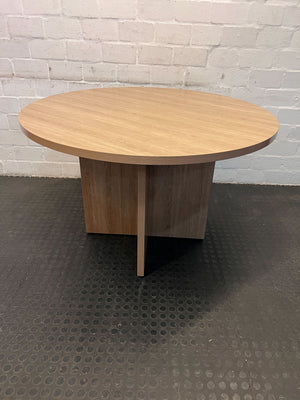 Modern Oak Round Dining Table – Stylish, Minimalist Design, Excellent Condition!