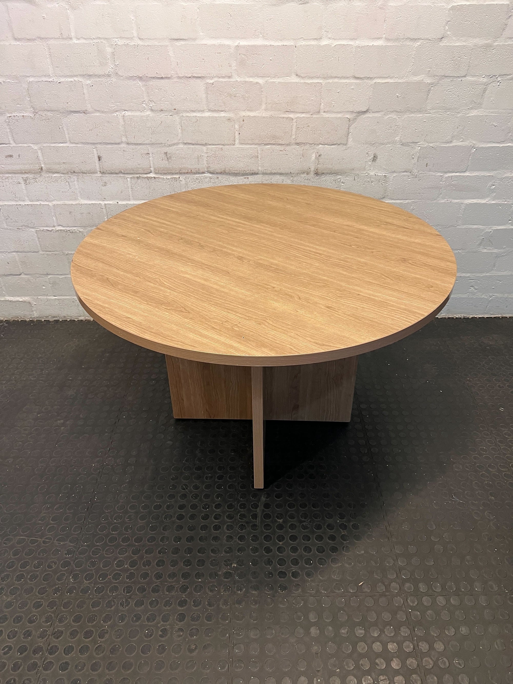 Modern Oak Round Dining Table – Stylish, Minimalist Design, Excellent Condition!