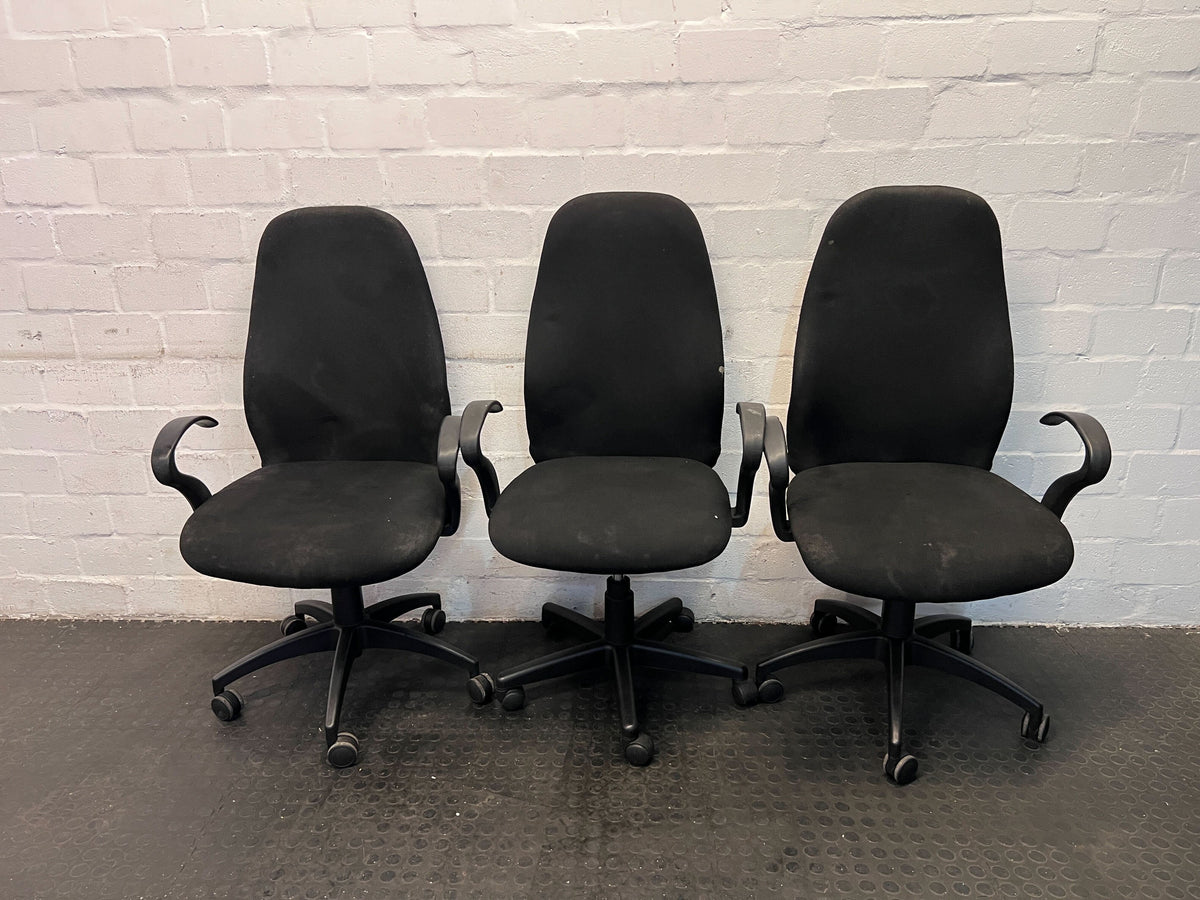 Comfortable Black Office Chair with Adjustable Features - Used