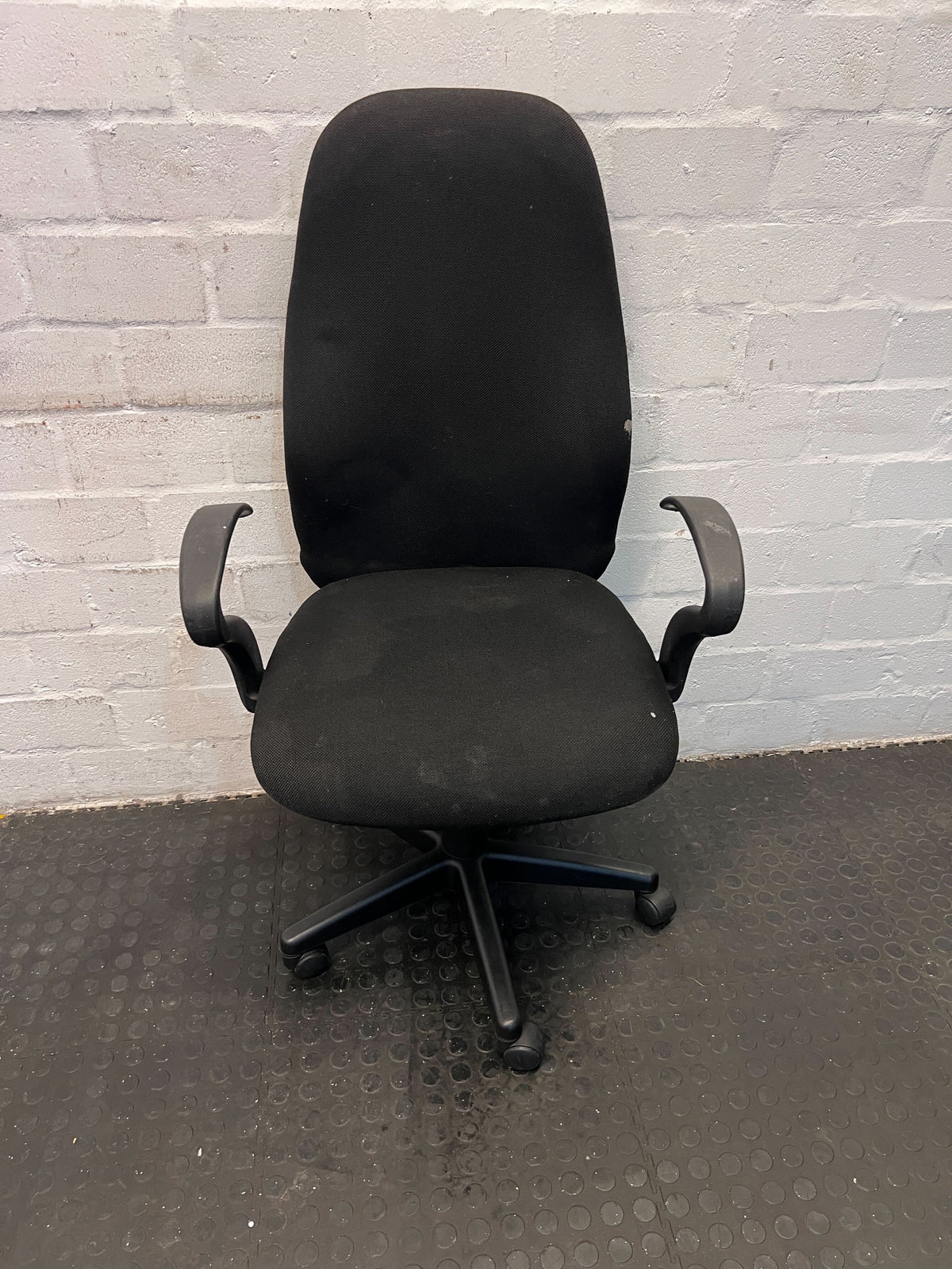 Comfortable Black Office Chair with Adjustable Features - Used