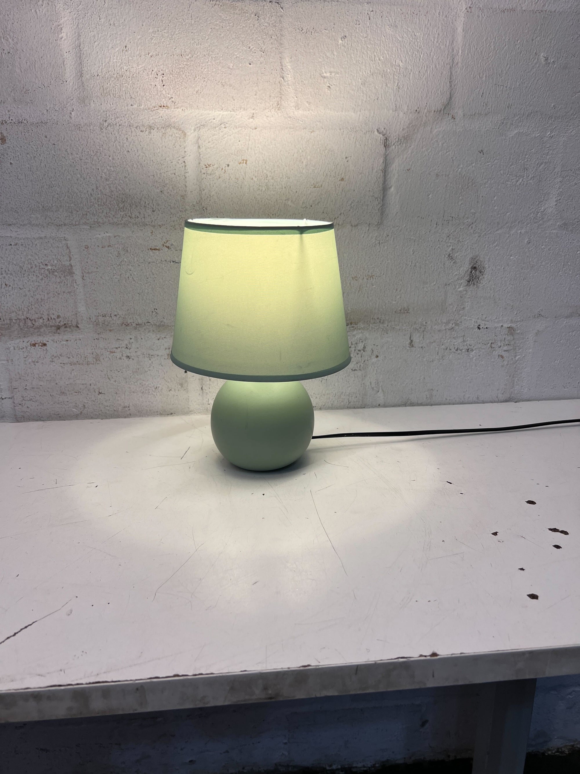 Chic Green Table Lamp with Soft Shade – Modern Design