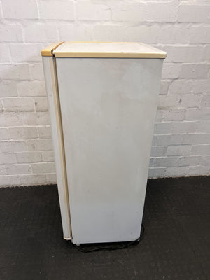 Kelvinator Vintage Mini Fridge - Cream, Compact