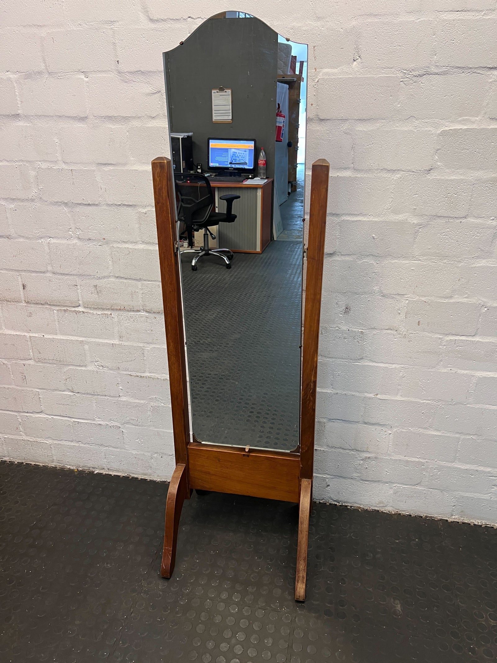 Vintage Full-Length Wooden Mirror with Stand – Classic Design