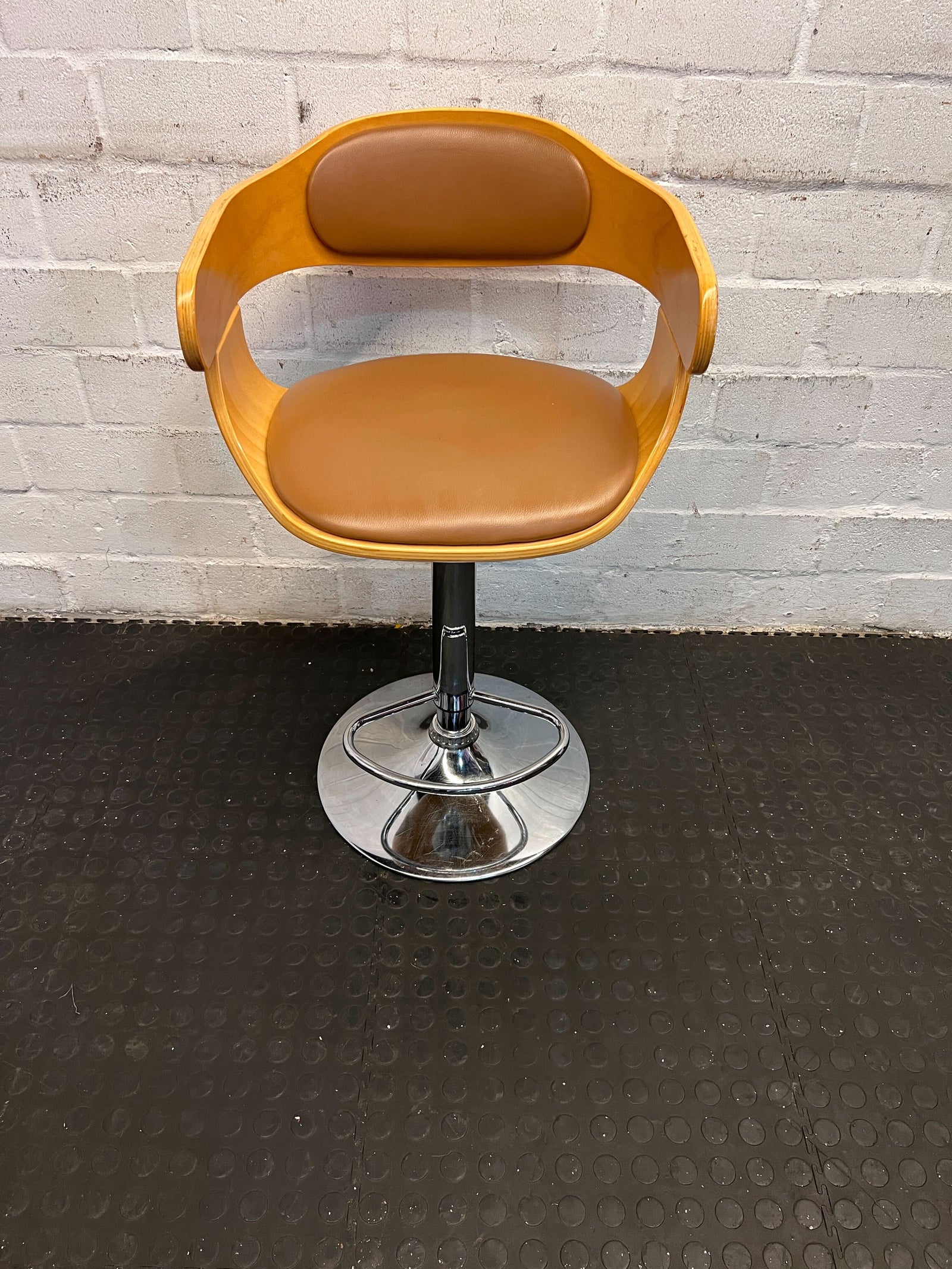 Stylish Brown Leather Bar Stool with Wooden Accents