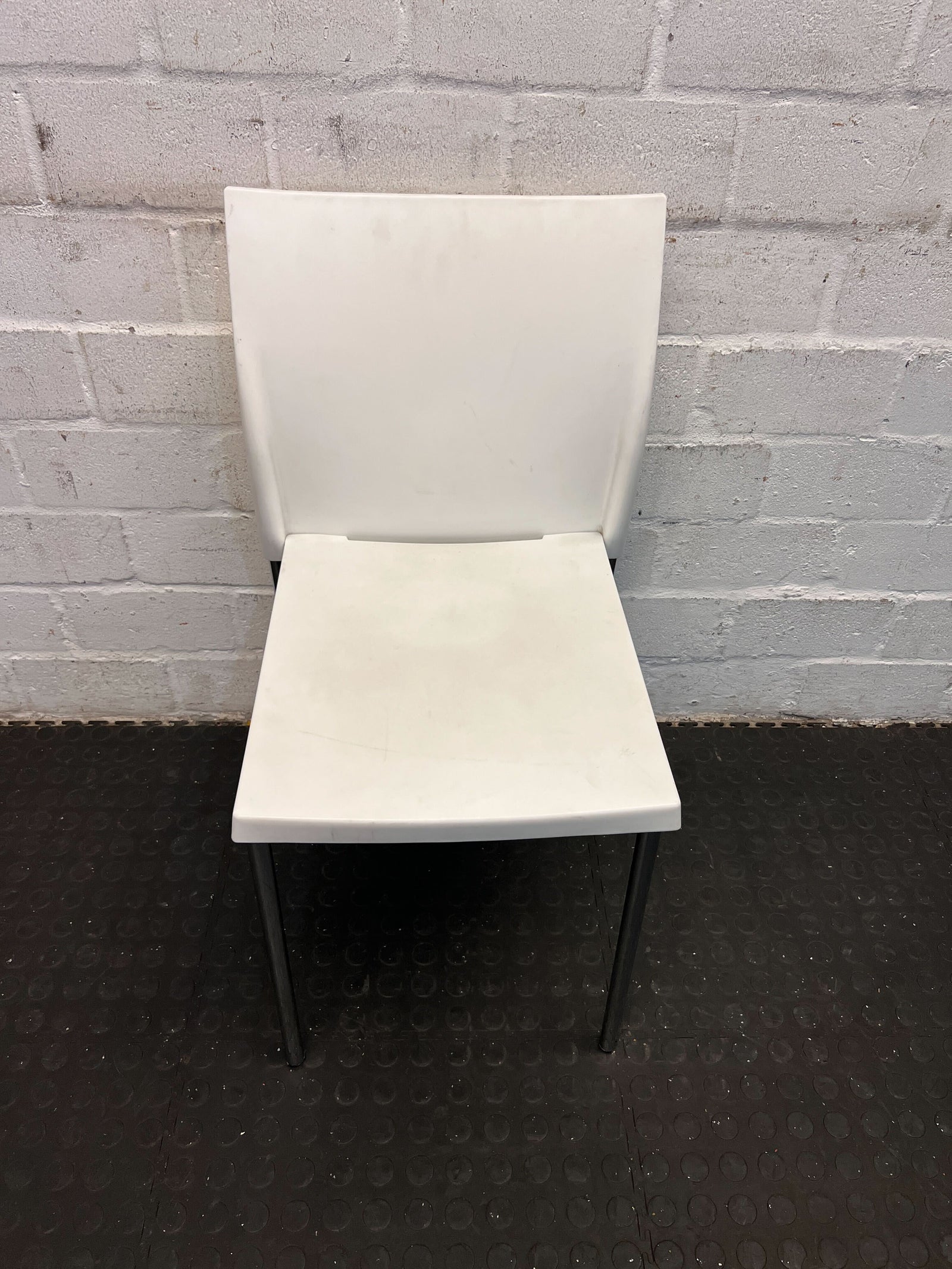 Modern White Plastic Chair with Sleek Metal Legs