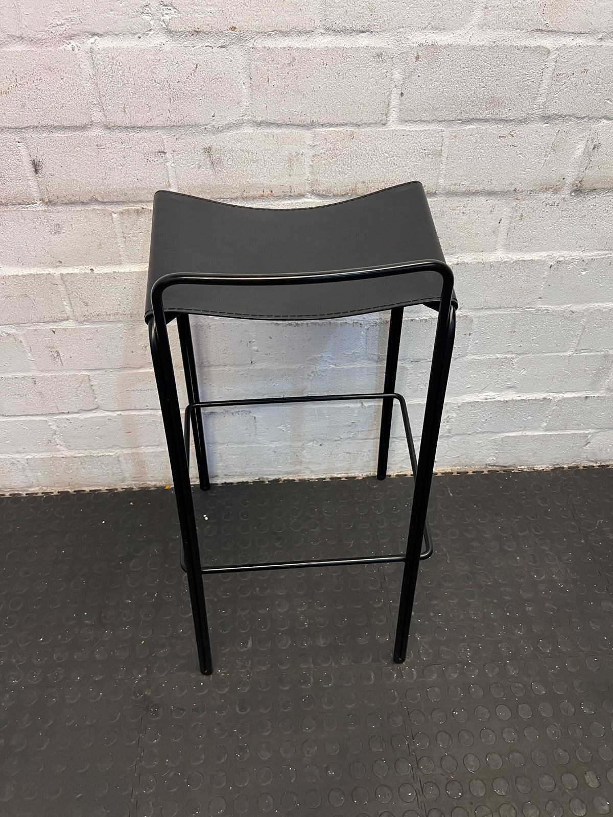 Stylish Black Metal Bar Stool with Backrest – Modern Design - 2ndhandwarehouse.com