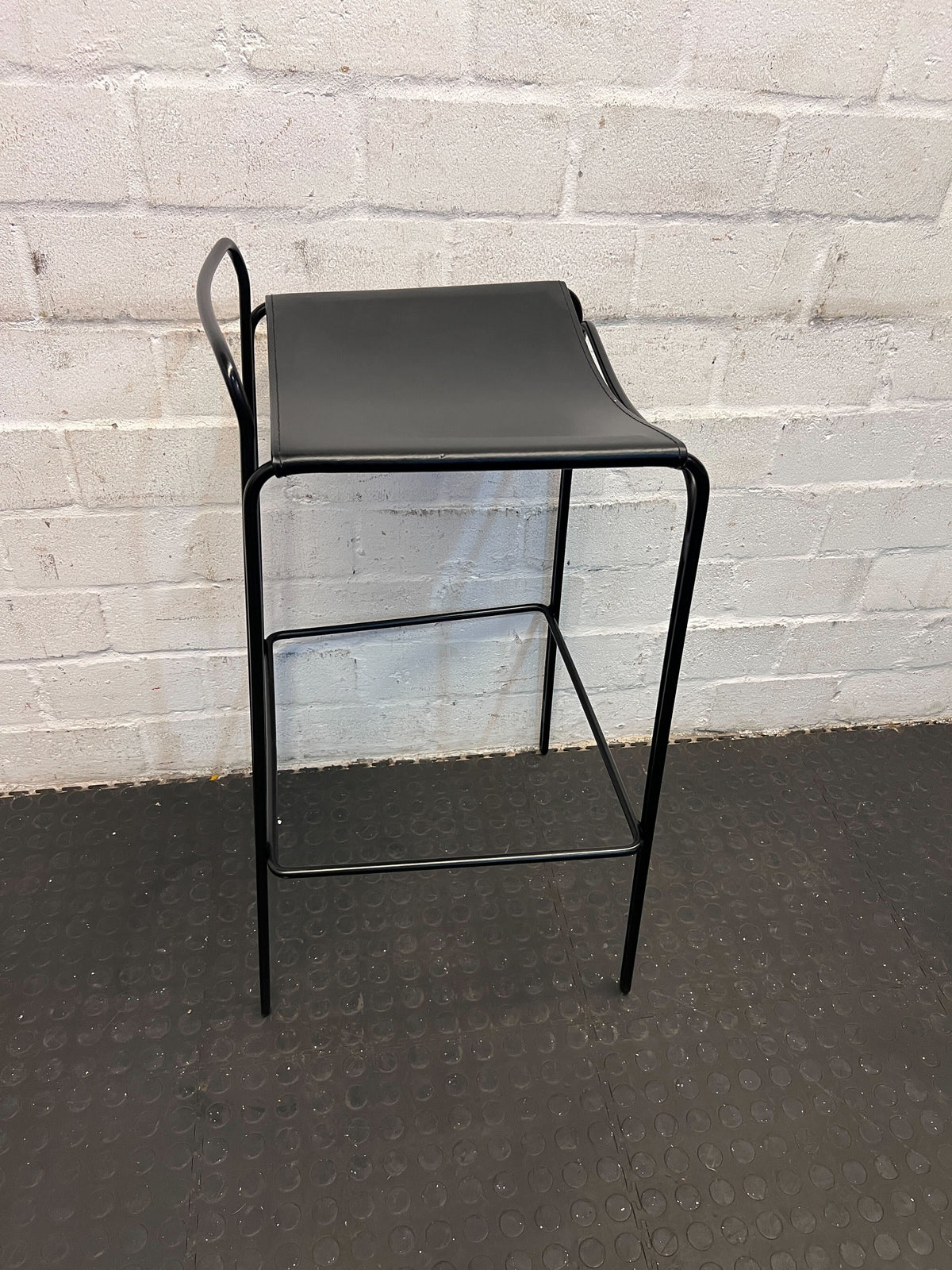 Stylish Black Metal Bar Stool with Backrest – Modern Design - 2ndhandwarehouse.com