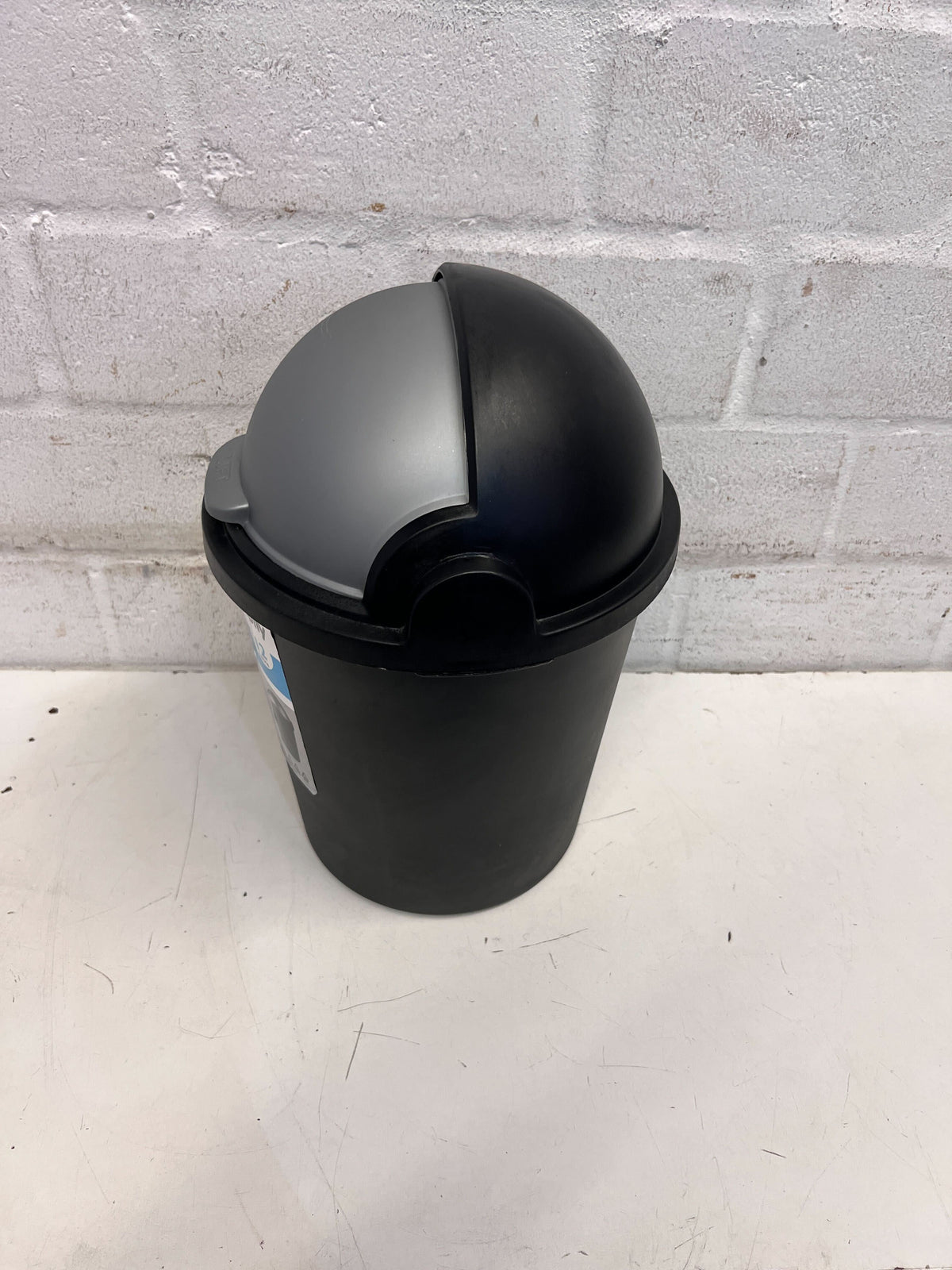 Modern 12L Dome Dustbin with Lift-Up Lid – Black/Silver