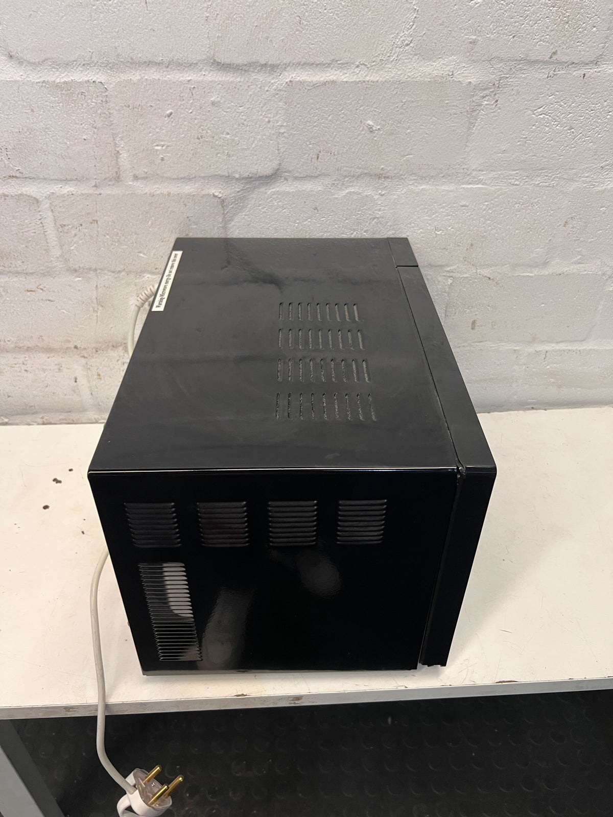 Compact Stainless Steel Microwave Oven – Efficient & Stylish