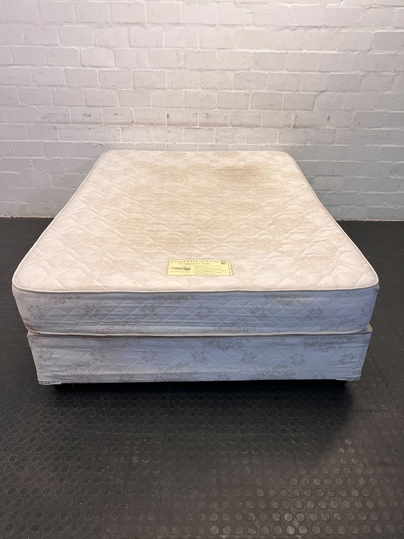 Queen-Size Comfortable Mattress with Elegant Floral Design