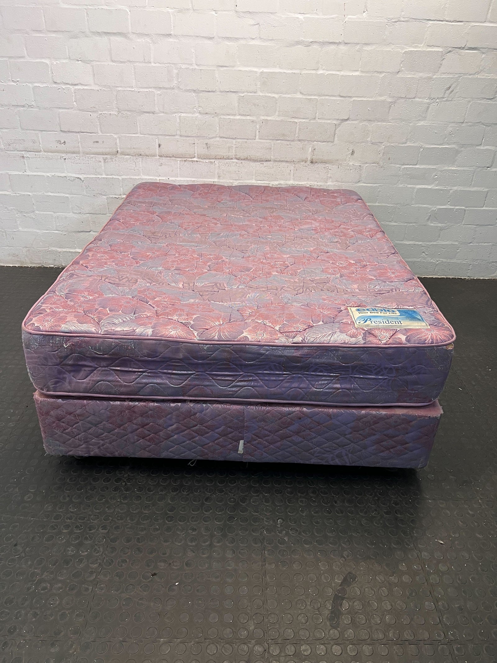 Queen Size Floral Mattress – Sturdy, Vintage Design with Box Spring**