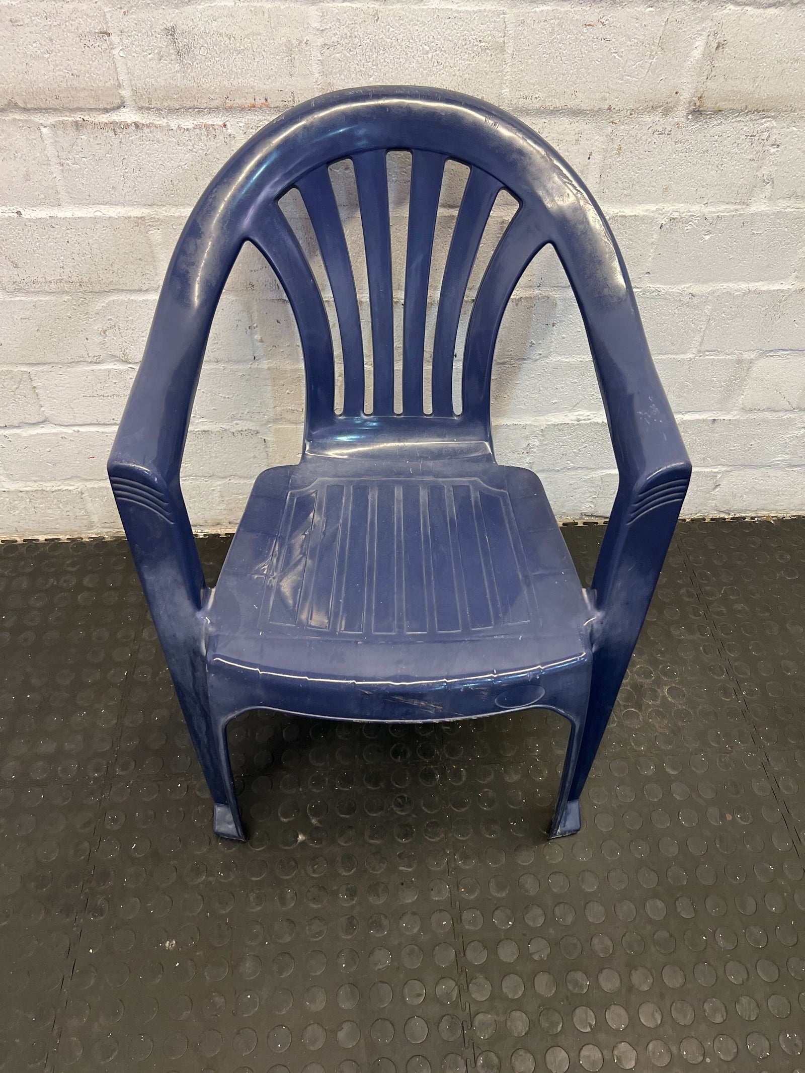 Durable Navy Blue Plastic Armchair – Weather-Resistant, Lightweight, Easy to Clean