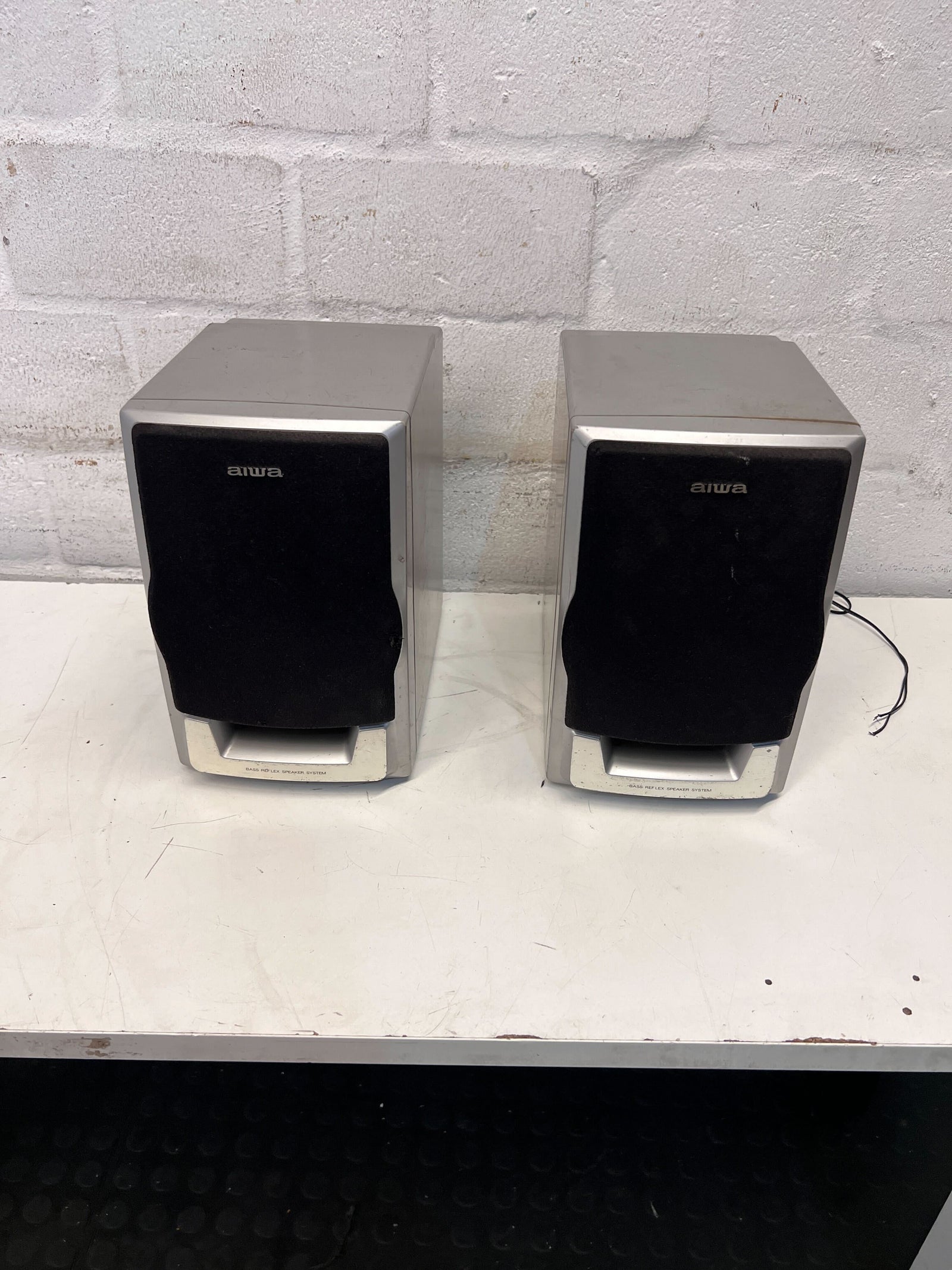 Compact Aiwa Desktop Speaker – Sleek Silver, High Sound Quality