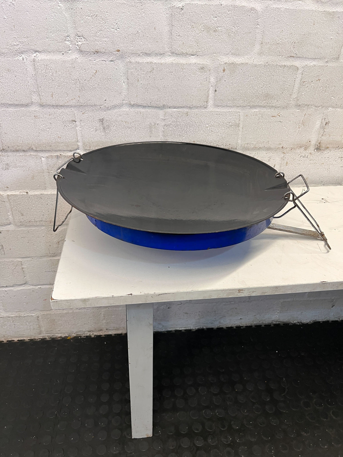 Round Cast Iron Braai Pan with Blue Base – Durable & Unique Design