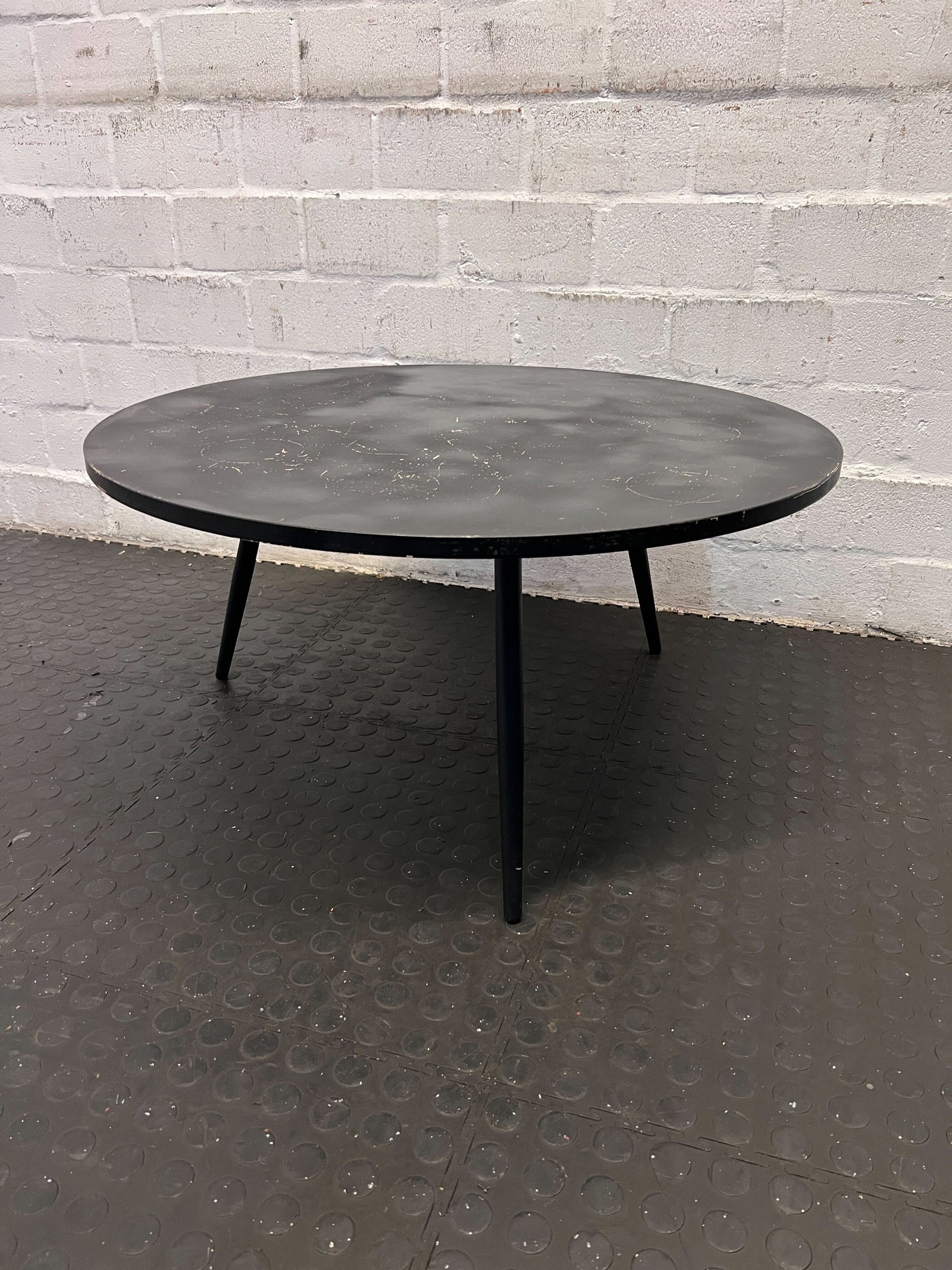 Vintage Round Black Coffee Table with Simple Legs