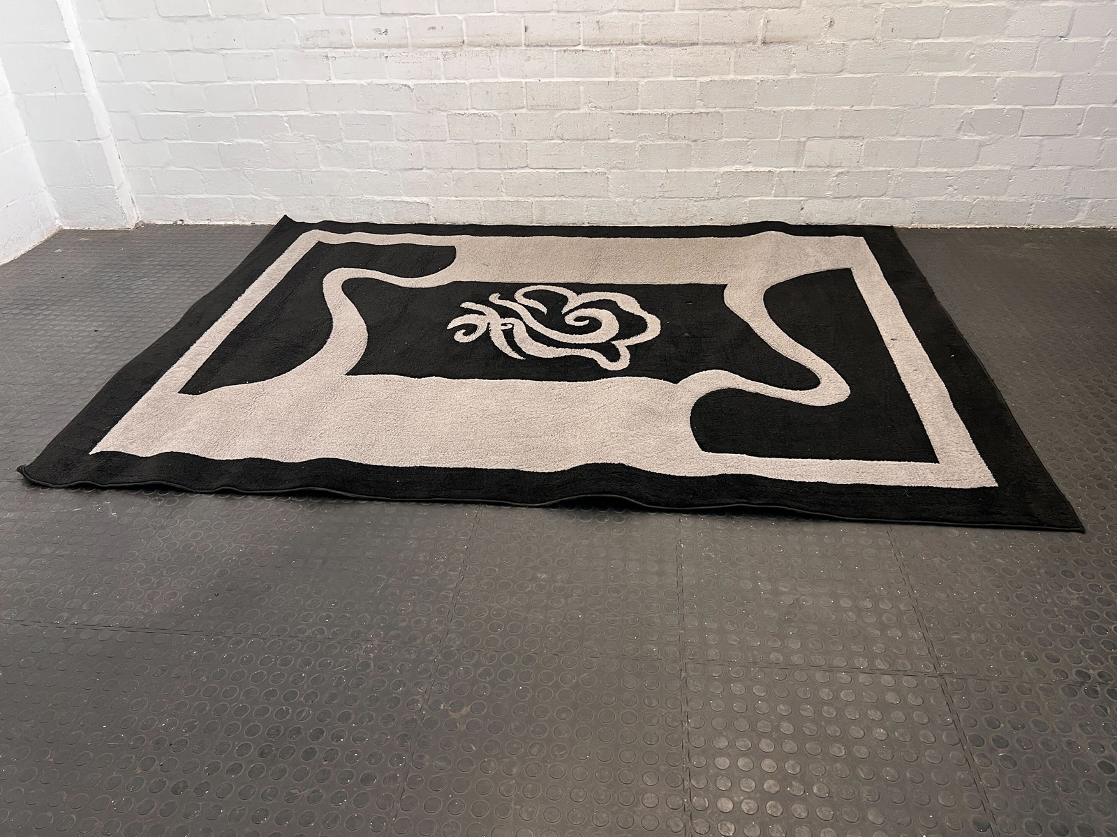 Elegant Black and Beige Vintage Area Rug - 200x140 cm