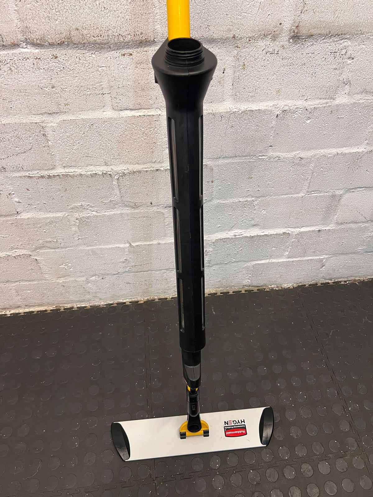Rubbermaid Commercial Microfiber Mop - Yellow Handle, 135 cm - 2ndhandwarehouse.com