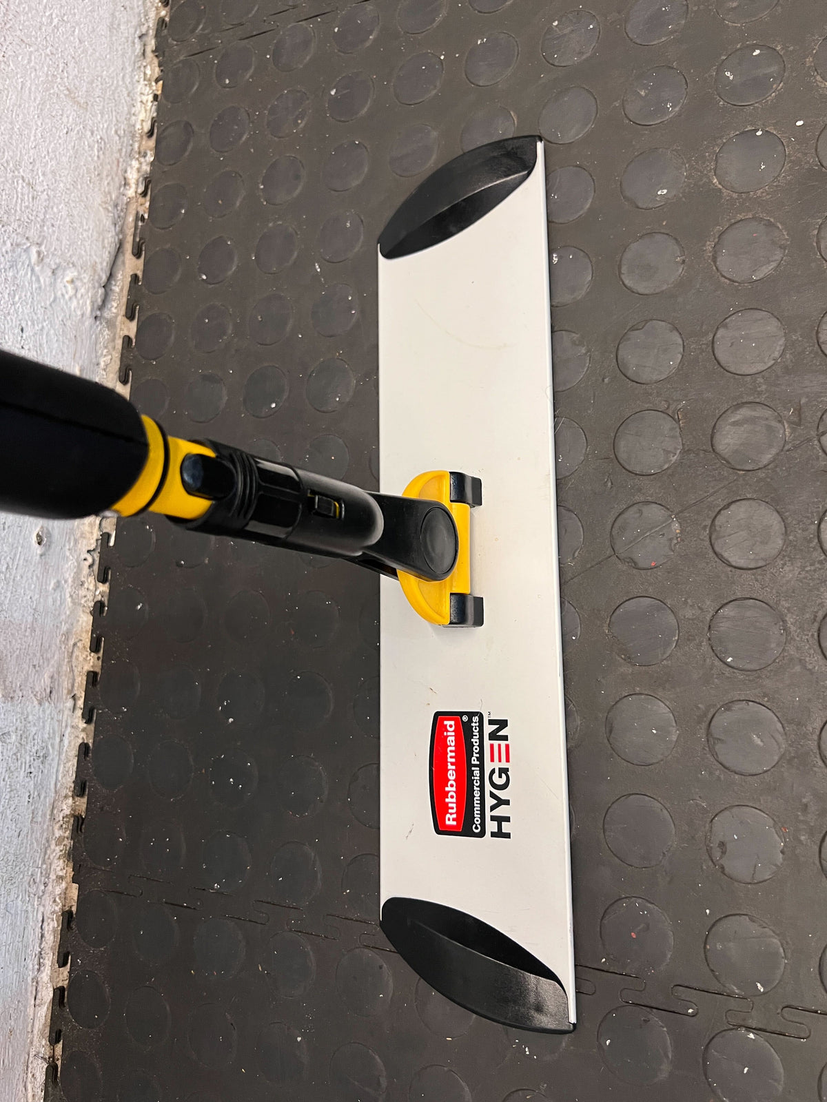 Rubbermaid Commercial Microfiber Mop - Yellow Handle, 135 cm - 2ndhandwarehouse.com