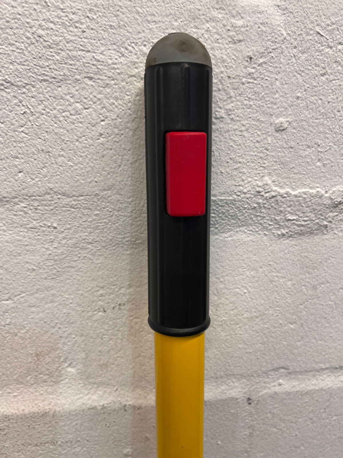 Rubbermaid Commercial Microfiber Mop - Yellow Handle, 135 cm - 2ndhandwarehouse.com