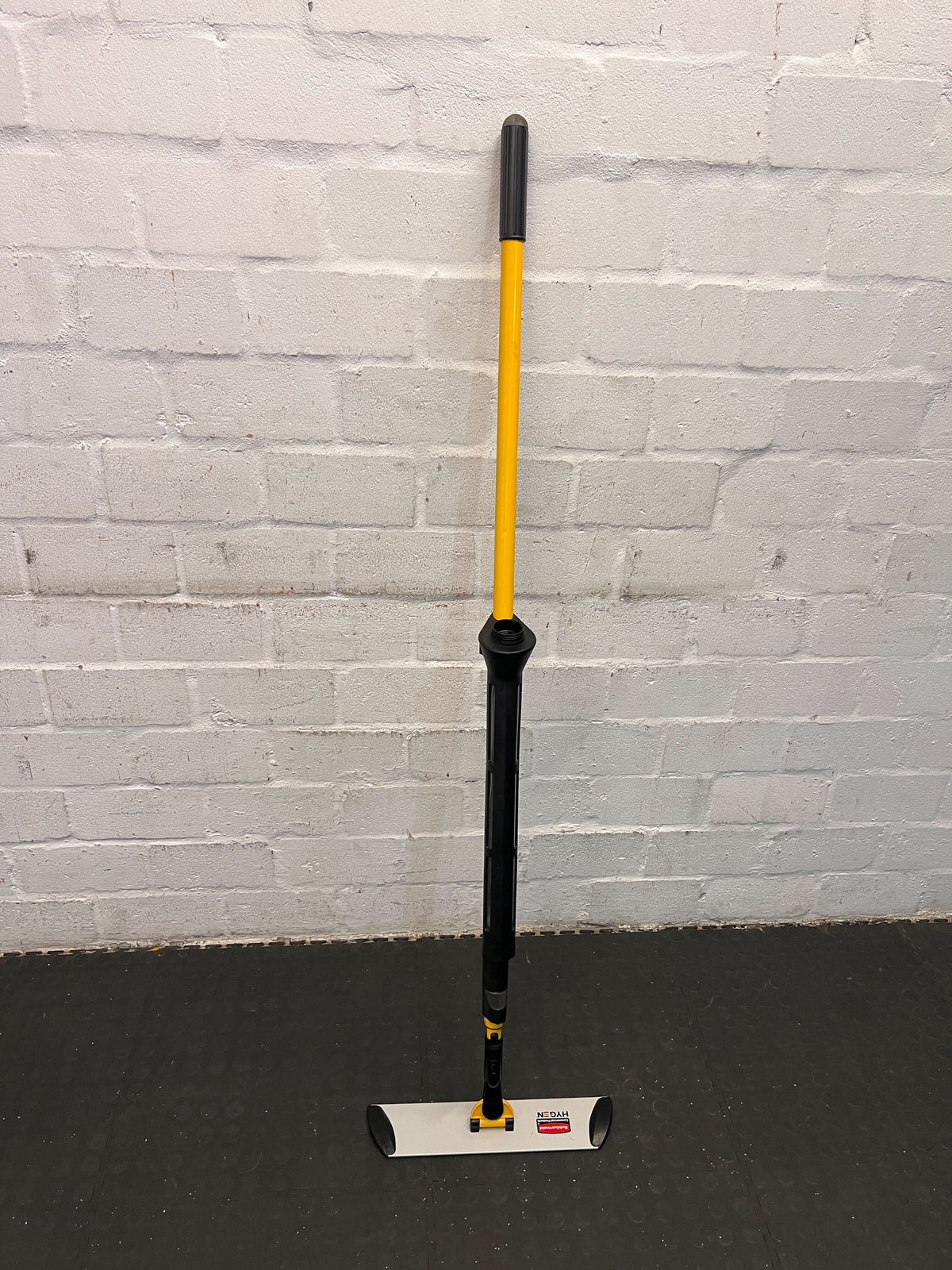 Rubbermaid Commercial Microfiber Mop - Yellow Handle, 135 cm - 2ndhandwarehouse.com
