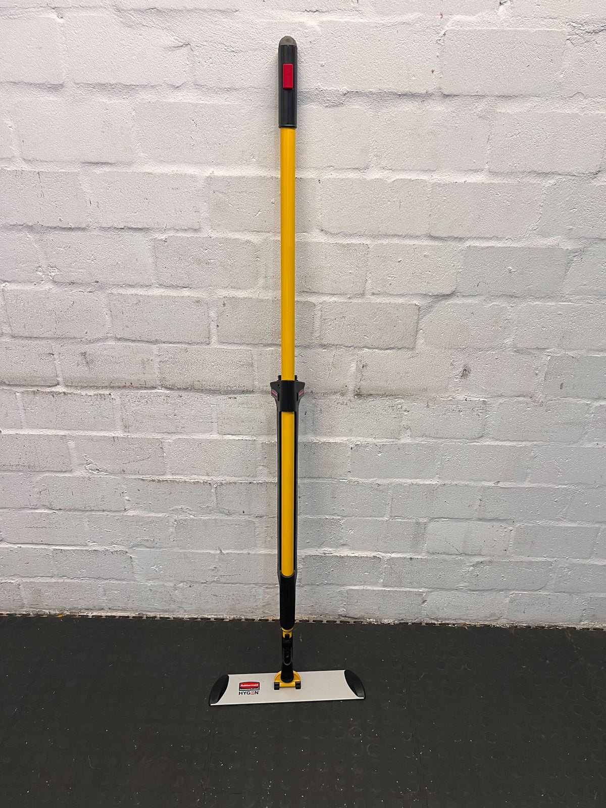 Rubbermaid Commercial Microfiber Mop - Yellow Handle, 135 cm - 2ndhandwarehouse.com