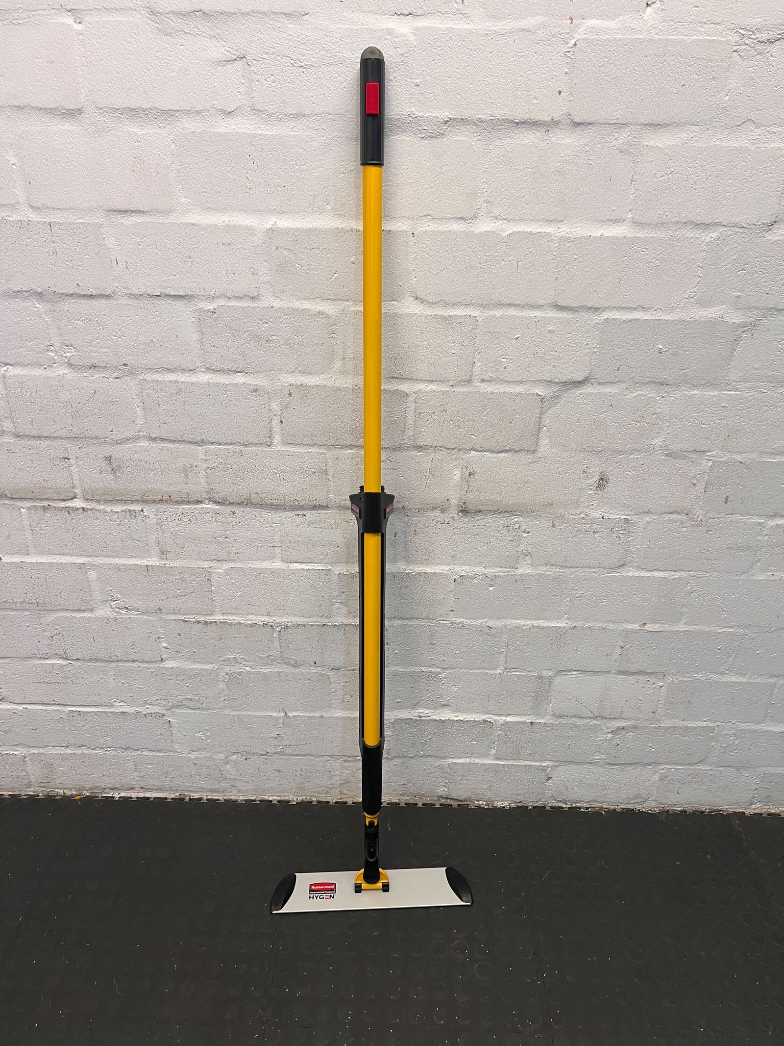 Rubbermaid Commercial Microfiber Mop - Yellow Handle, 135 cm - 2ndhandwarehouse.com