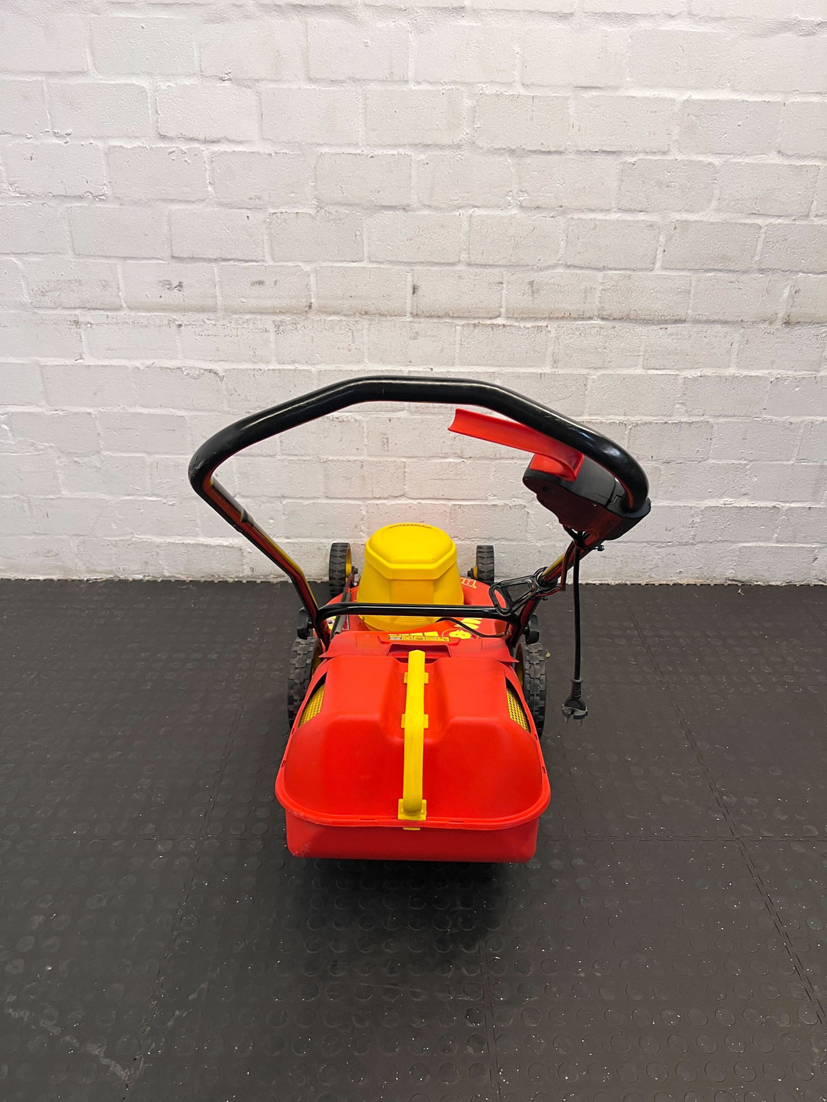 WOLF Electric Lawn Mower – Reliable, Easy to Use & Lightweight 2600W - motor needs attention - 2ndhandwarehouse.com