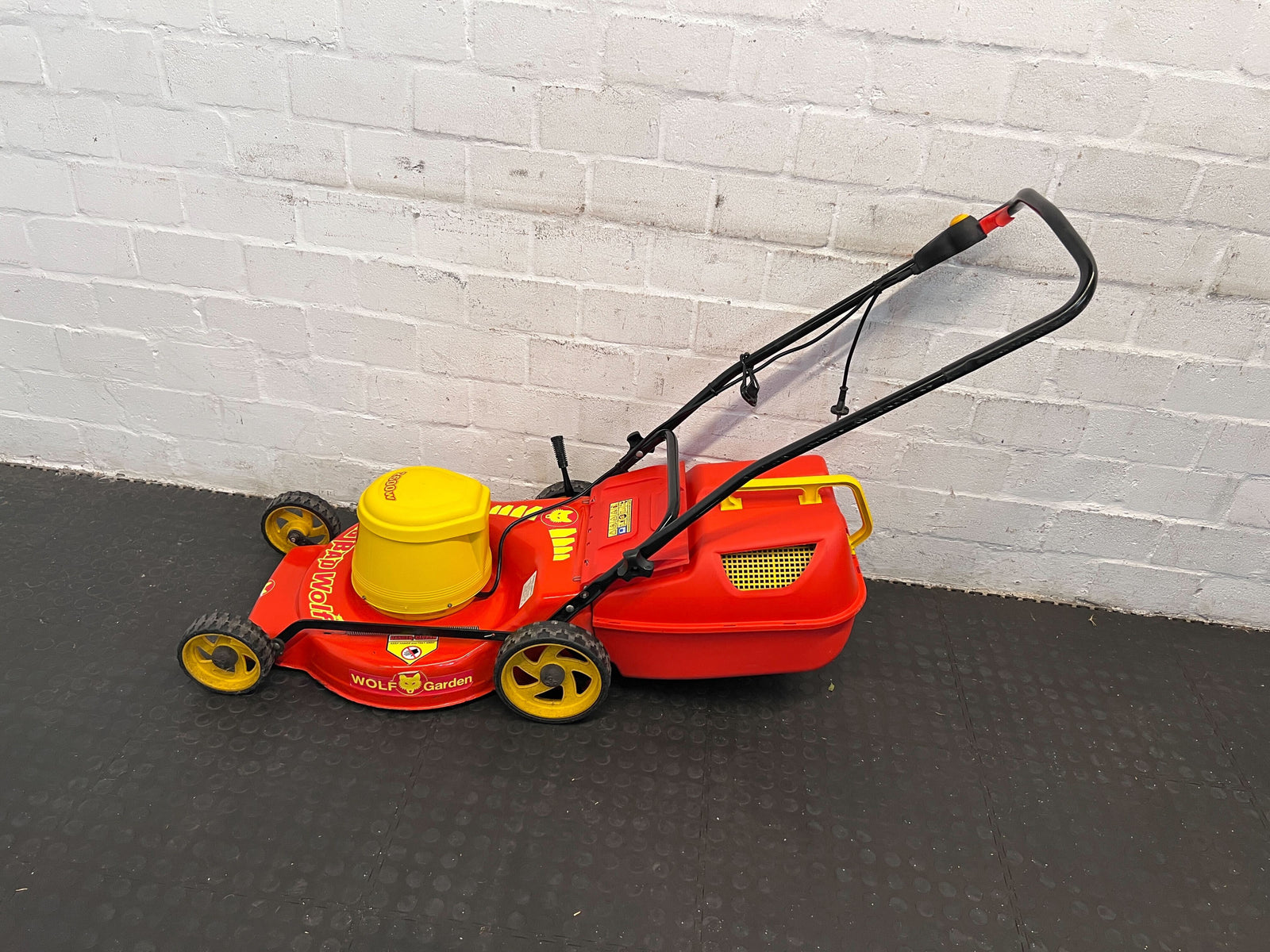 WOLF Electric Lawn Mower – Reliable, Easy to Use & Lightweight 2600W - motor needs attention - 2ndhandwarehouse.com